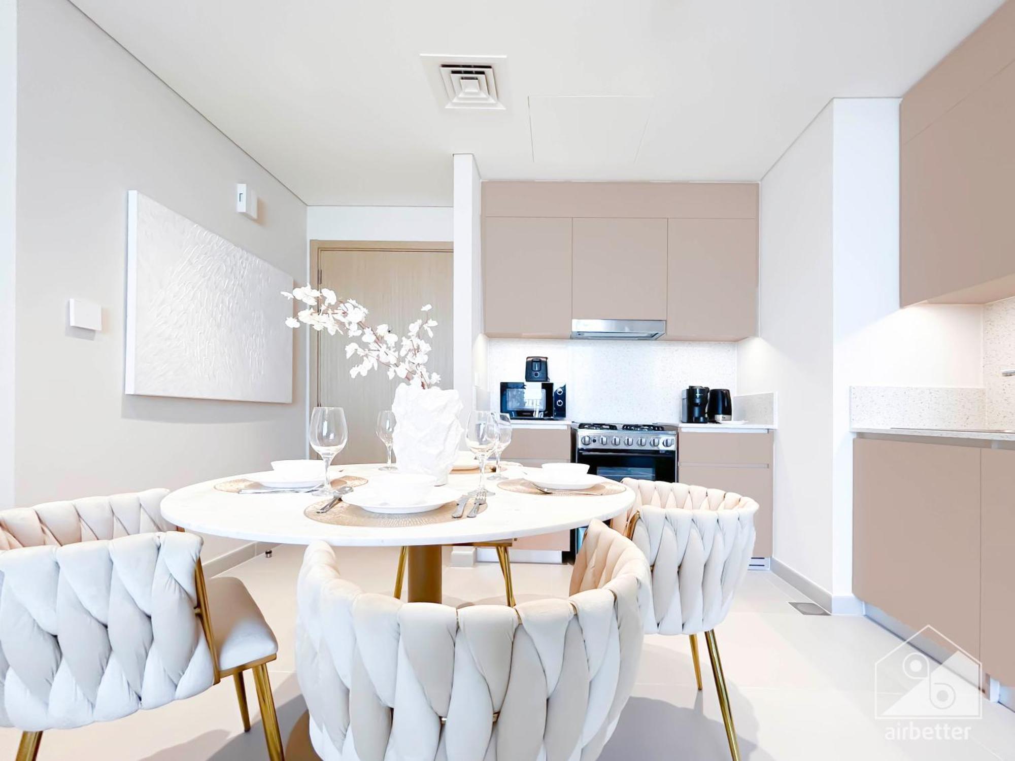 Elegant 1b Apt&balcony In The Heart Of Creek